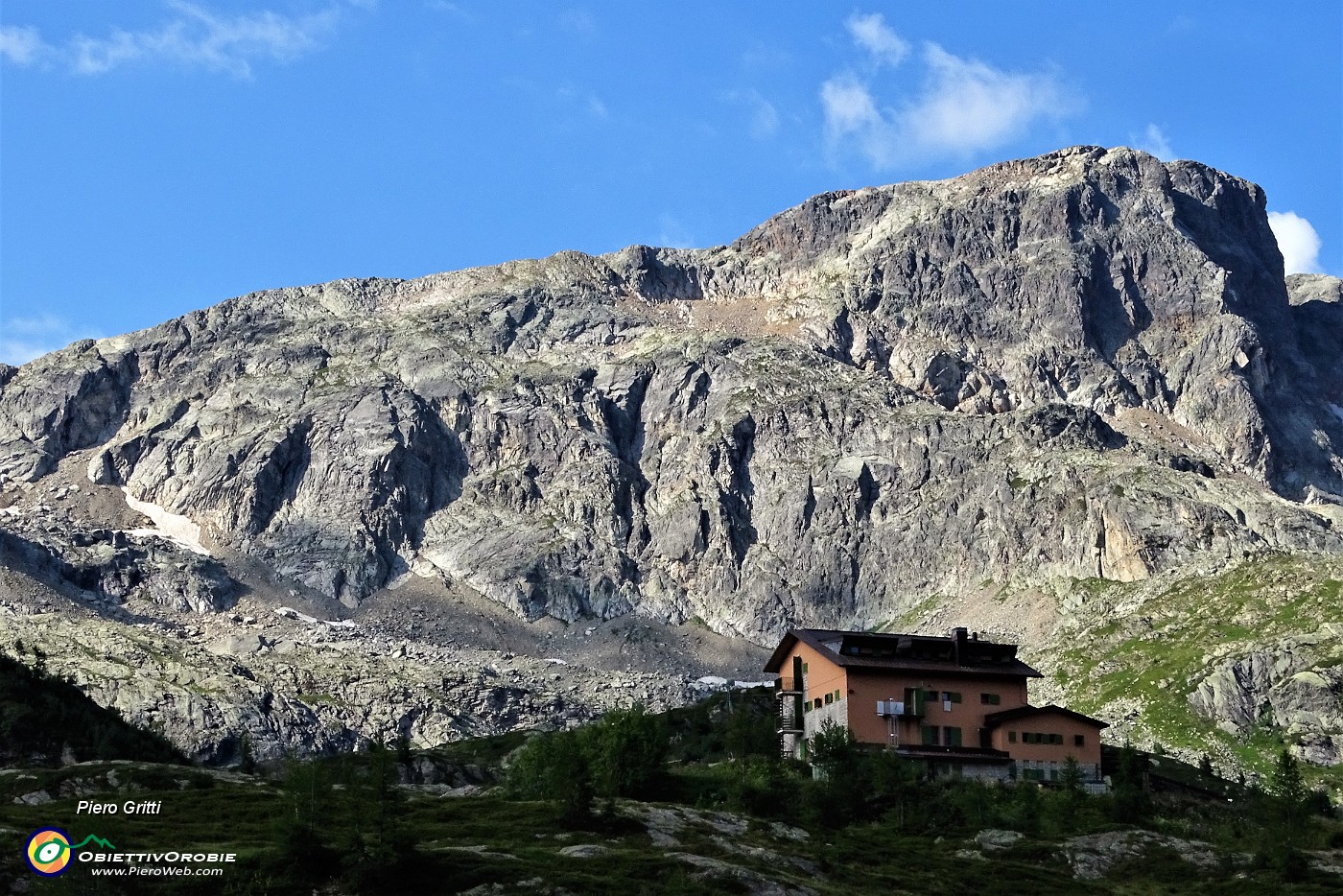 03 Rif. Calvi (2006 m) visto dal Lago Rotondo con da sfondo il Cabianca.JPG
